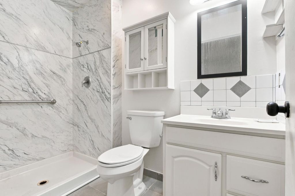 Image 17 of property listing at 873 S 12th Street, Kerman, CA 93630