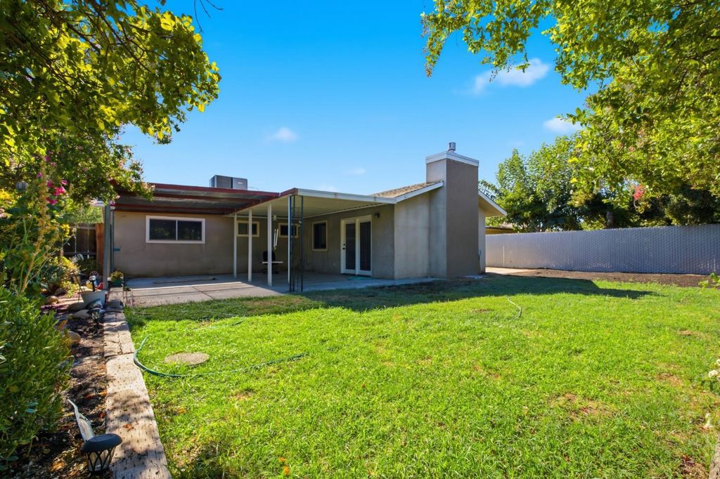 Image 18 of property listing at 873 S 12th Street, Kerman, CA 93630