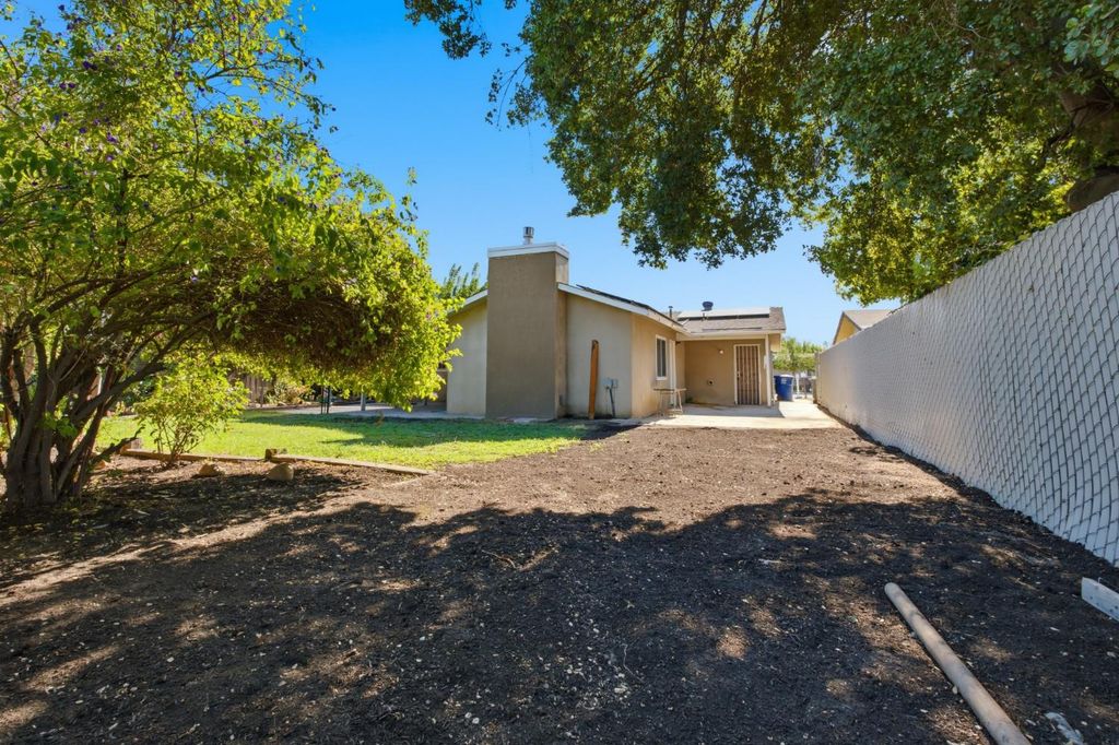 Image 19 of property listing at 873 S 12th Street, Kerman, CA 93630
