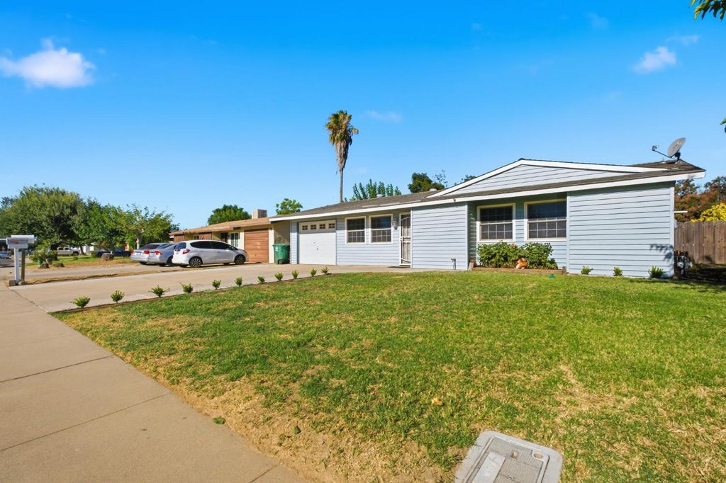 Image 2 of property listing at 873 S 12th Street, Kerman, CA 93630