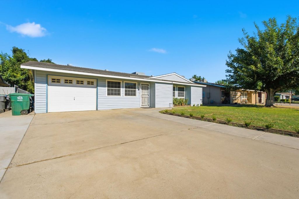 Image 3 of property listing at 873 S 12th Street, Kerman, CA 93630