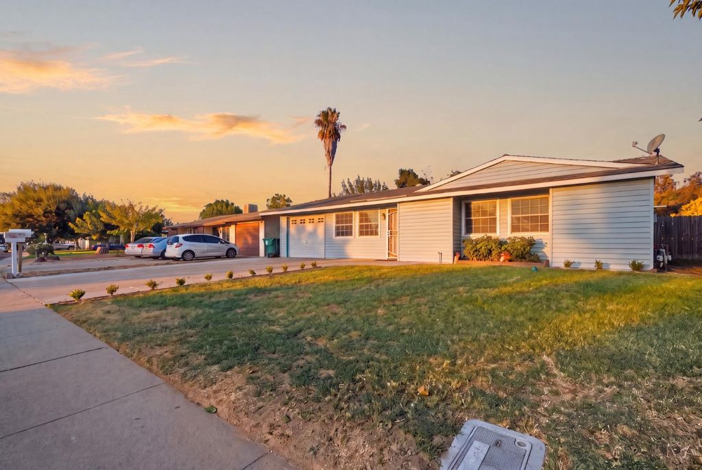Image 4 of property listing at 873 S 12th Street, Kerman, CA 93630