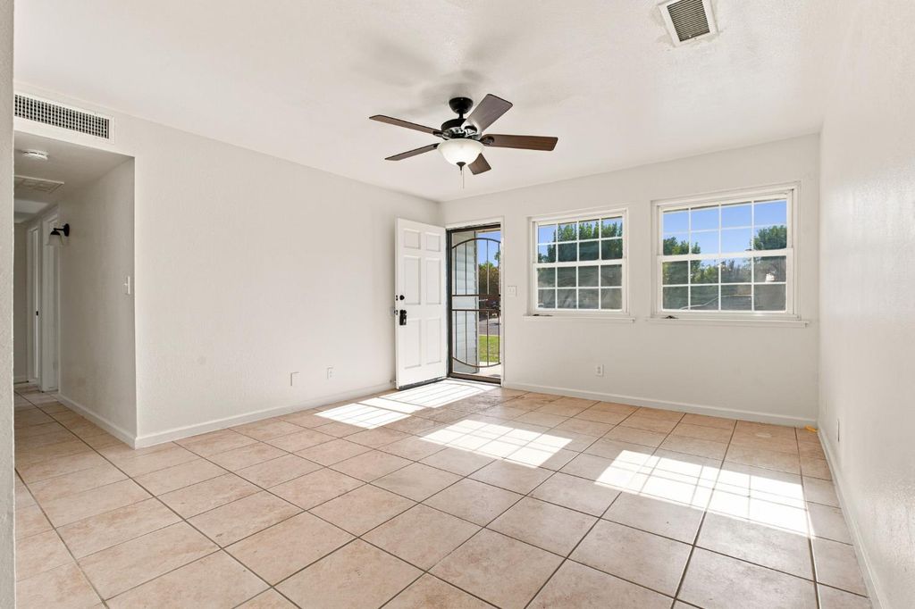 Image 5 of property listing at 873 S 12th Street, Kerman, CA 93630