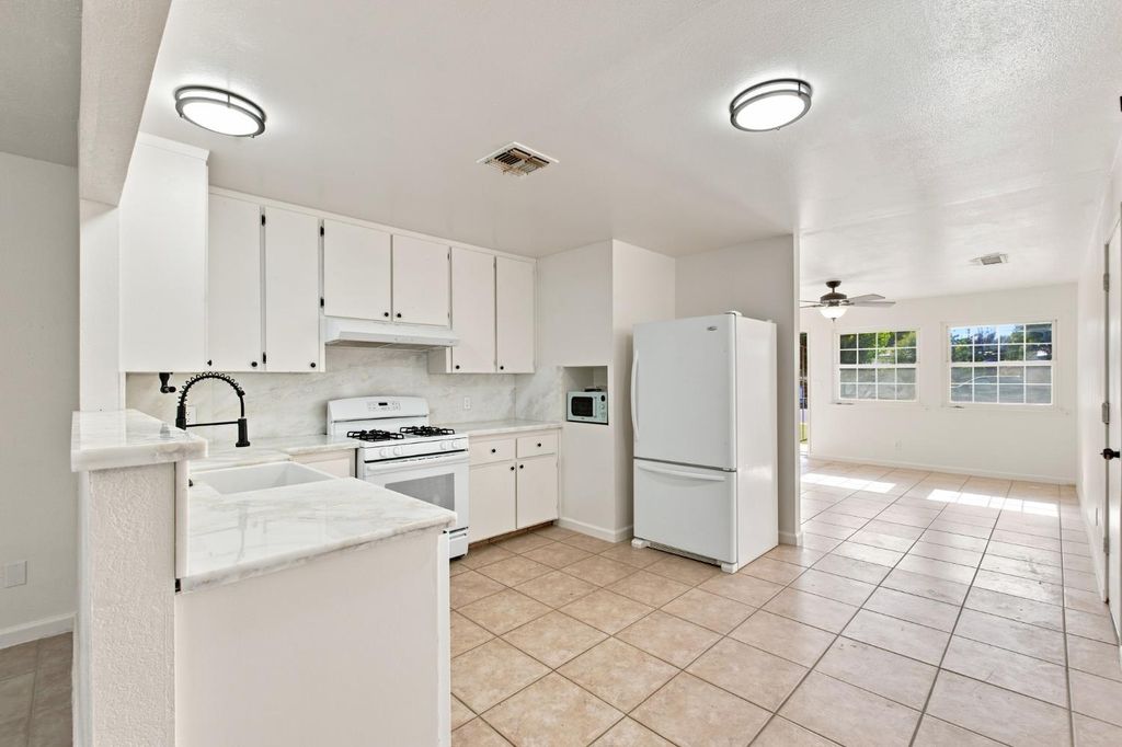 Image 6 of property listing at 873 S 12th Street, Kerman, CA 93630