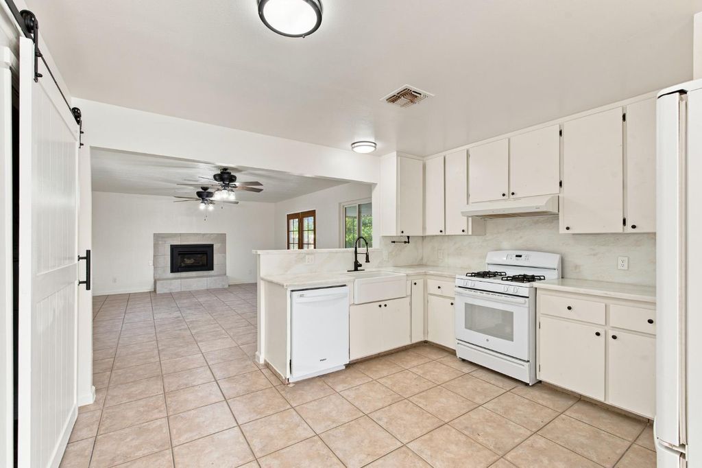 Image 7 of property listing at 873 S 12th Street, Kerman, CA 93630