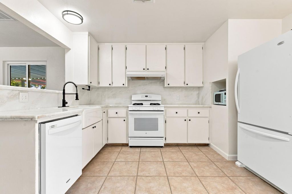 Image 8 of property listing at 873 S 12th Street, Kerman, CA 93630
