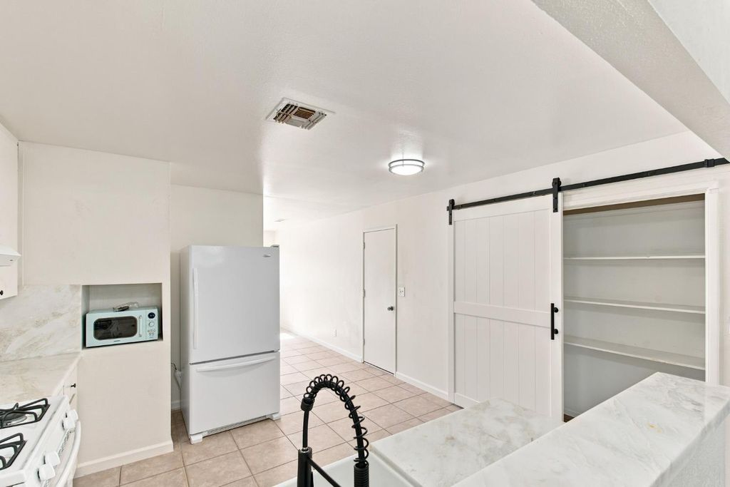 Image 9 of property listing at 873 S 12th Street, Kerman, CA 93630