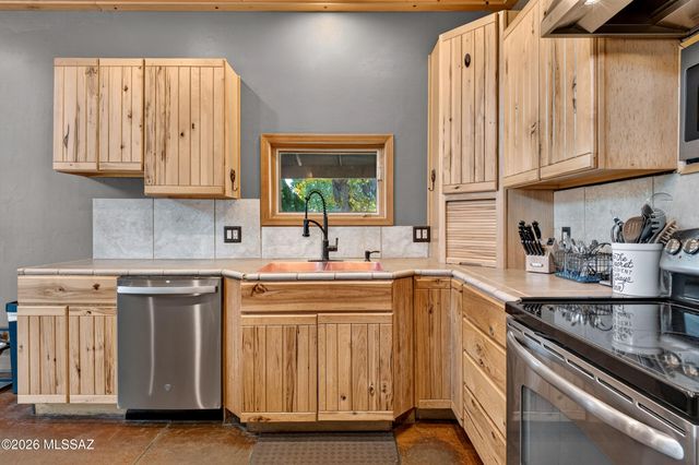 531 S Cody Loop Road, Oracle, AZ 85623