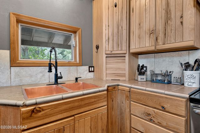 531 S Cody Loop Road, Oracle, AZ 85623