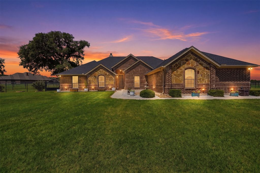 205 Lavender Court, Springtown, TX 76082