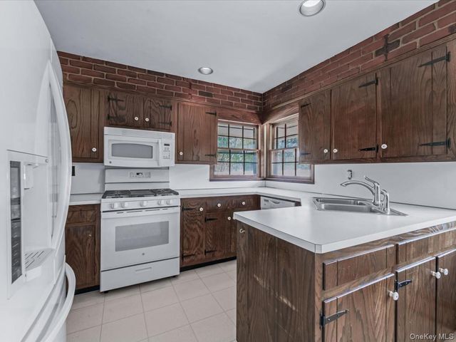 7 Romeo Lane, Commack, NY 11725