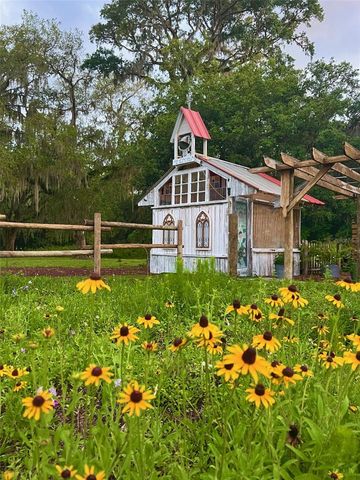 15300 LAKE IOLA ROAD, Dade City, FL 33523