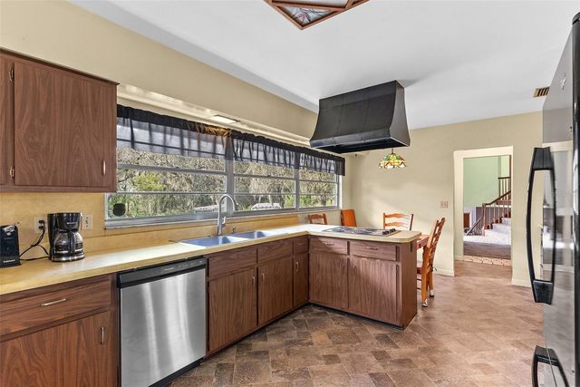 15300 LAKE IOLA ROAD, Dade City, FL 33523