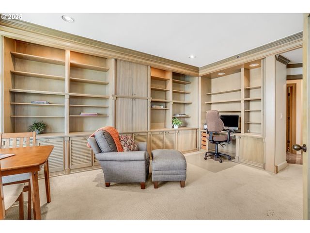 305 S MONTGOMERY St 409, Portland, OR 97201