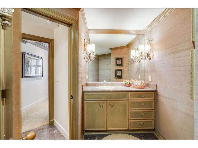 305 S MONTGOMERY St 409, Portland, OR 97201