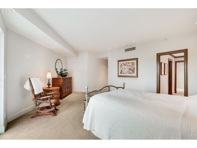 305 S MONTGOMERY St 409, Portland, OR 97201
