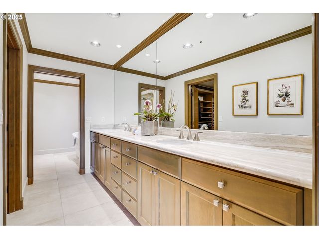 305 S MONTGOMERY St 409, Portland, OR 97201