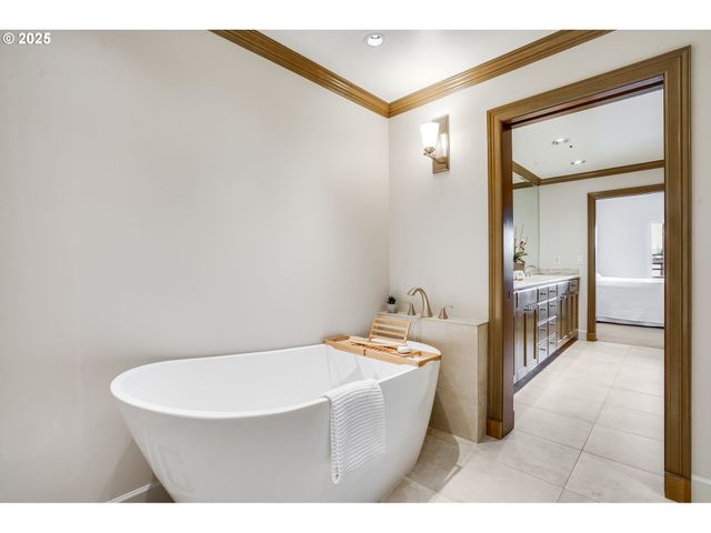 305 S MONTGOMERY St 409, Portland, OR 97201