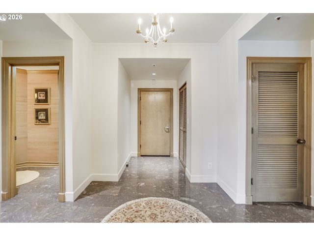 305 S MONTGOMERY St 409, Portland, OR 97201