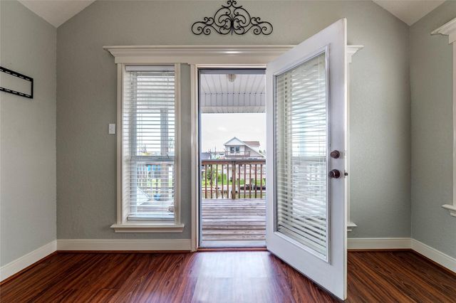 70 Tarpon Street, Bayou Vista, TX 77563