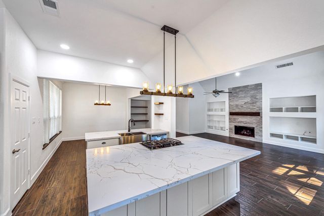 6 Old River Place, The Woodlands, TX 77382