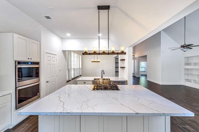 6 Old River Place, The Woodlands, TX 77382