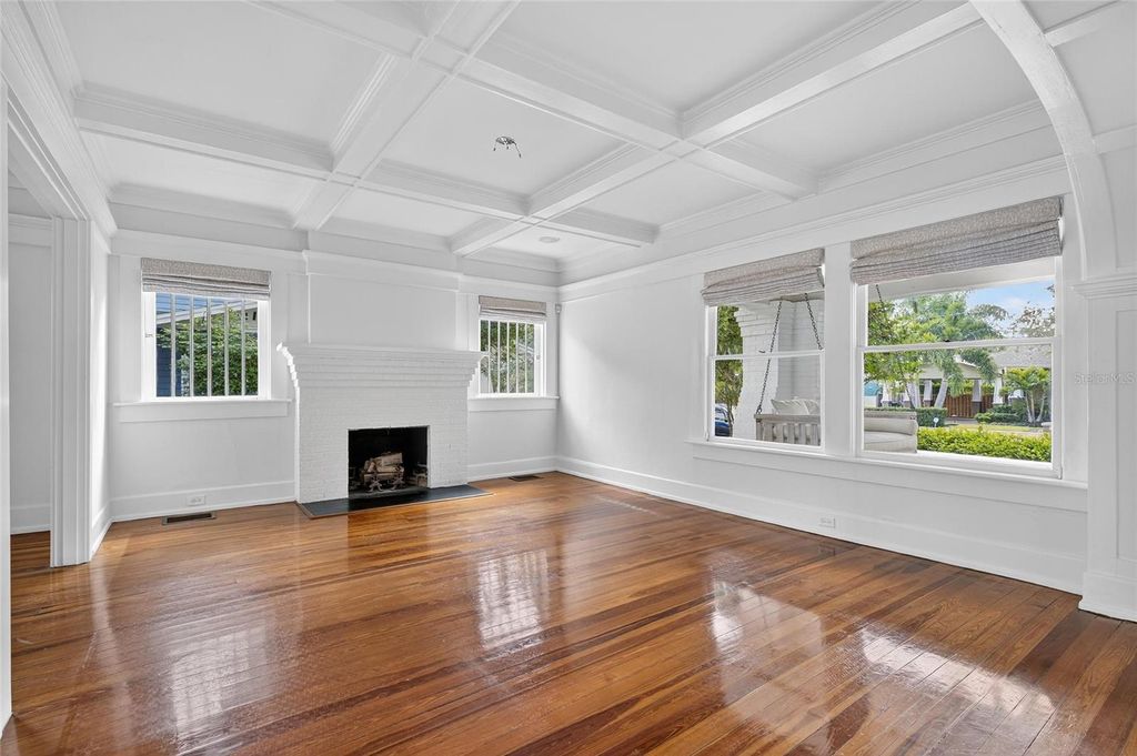 Image 11 of property listing at 3003 W HARBOR VIEW AVENUE, Tampa, FL 33611