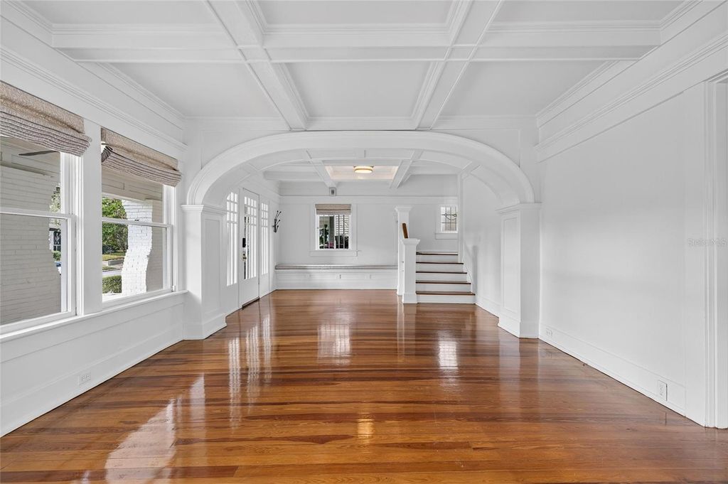 Image 13 of property listing at 3003 W HARBOR VIEW AVENUE, Tampa, FL 33611