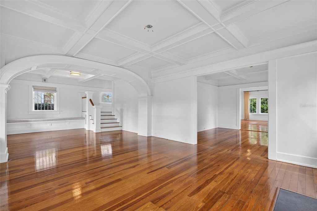 Image 14 of property listing at 3003 W HARBOR VIEW AVENUE, Tampa, FL 33611