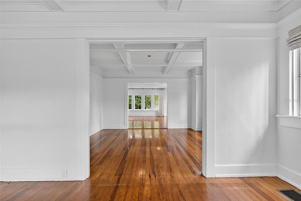 Image 16 of property listing at 3003 W HARBOR VIEW AVENUE, Tampa, FL 33611