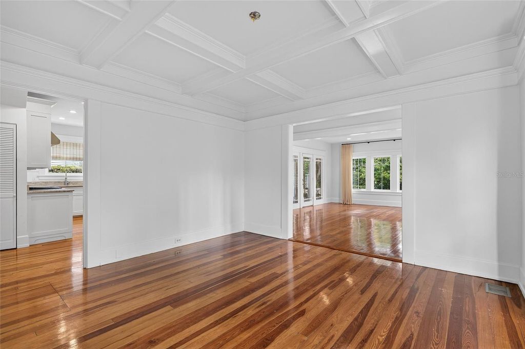 Image 17 of property listing at 3003 W HARBOR VIEW AVENUE, Tampa, FL 33611