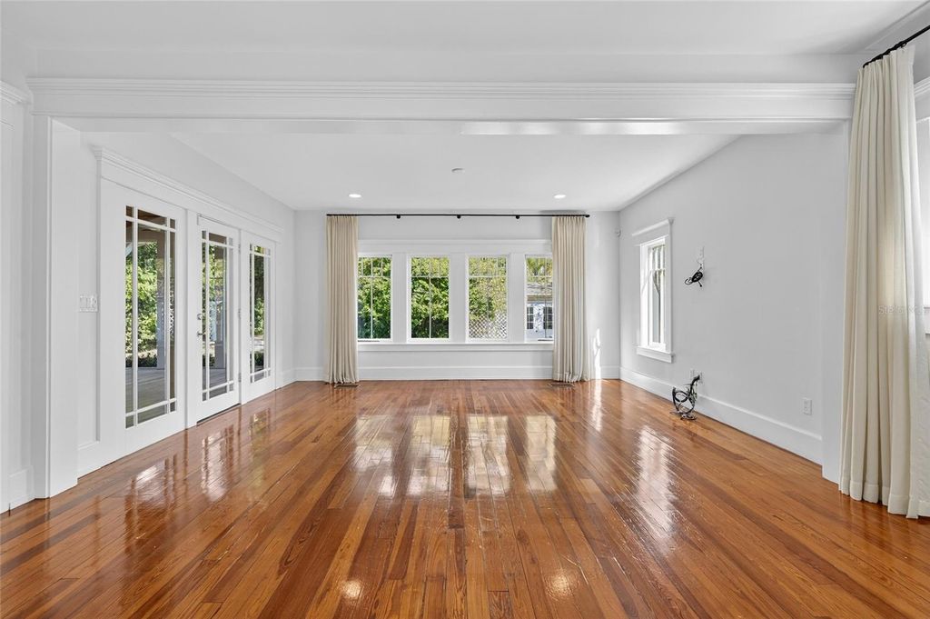 Image 20 of property listing at 3003 W HARBOR VIEW AVENUE, Tampa, FL 33611