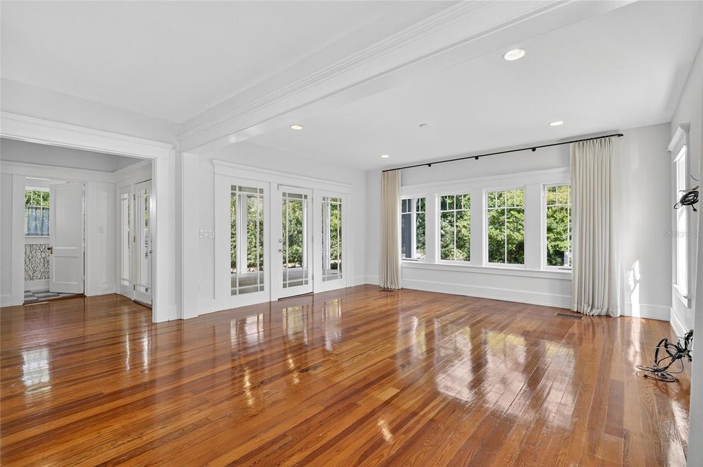 Image 21 of property listing at 3003 W HARBOR VIEW AVENUE, Tampa, FL 33611