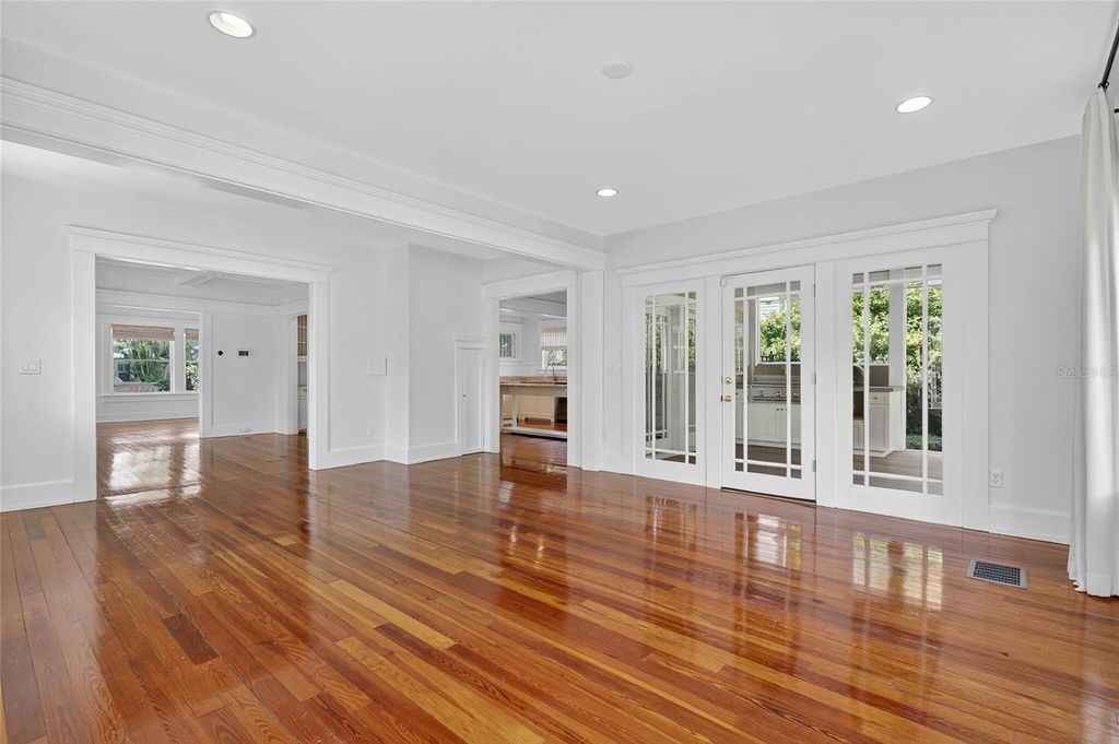 Image 23 of property listing at 3003 W HARBOR VIEW AVENUE, Tampa, FL 33611