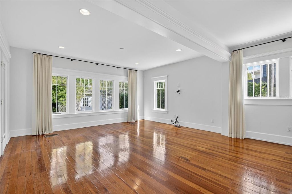 Image 25 of property listing at 3003 W HARBOR VIEW AVENUE, Tampa, FL 33611