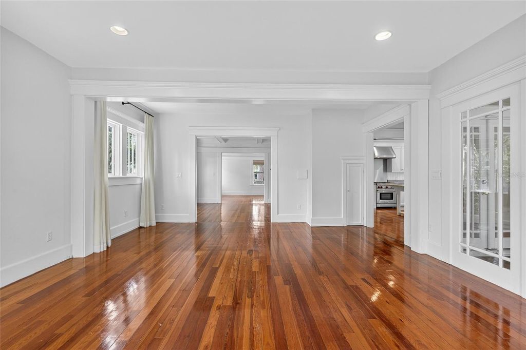 Image 26 of property listing at 3003 W HARBOR VIEW AVENUE, Tampa, FL 33611