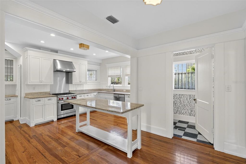 Image 27 of property listing at 3003 W HARBOR VIEW AVENUE, Tampa, FL 33611