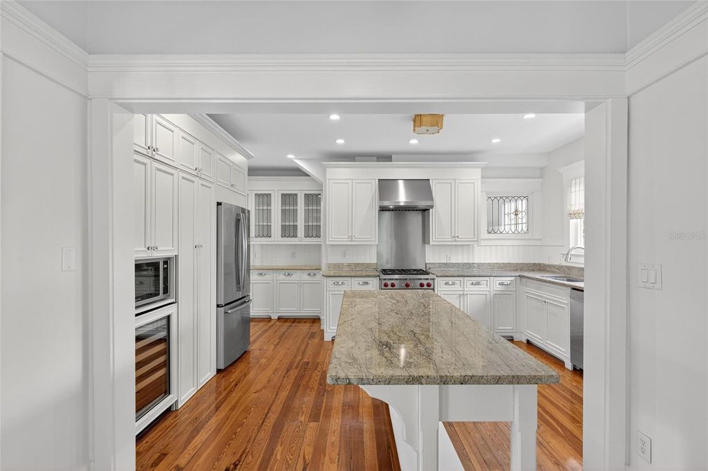 Image 28 of property listing at 3003 W HARBOR VIEW AVENUE, Tampa, FL 33611