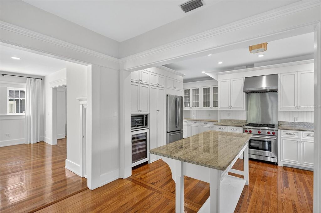 Image 29 of property listing at 3003 W HARBOR VIEW AVENUE, Tampa, FL 33611