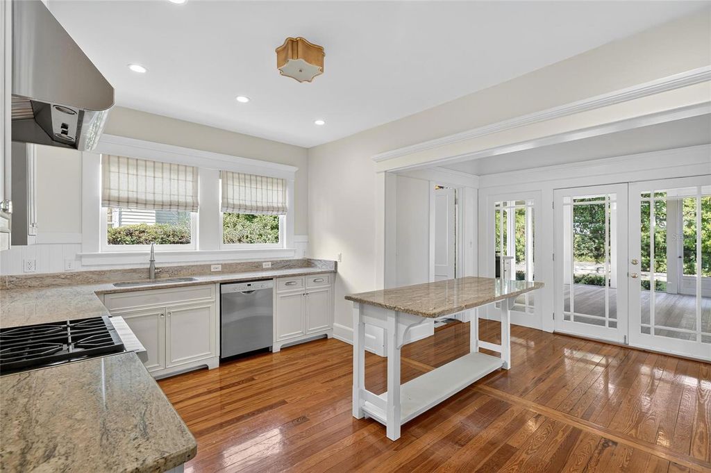 Image 32 of property listing at 3003 W HARBOR VIEW AVENUE, Tampa, FL 33611