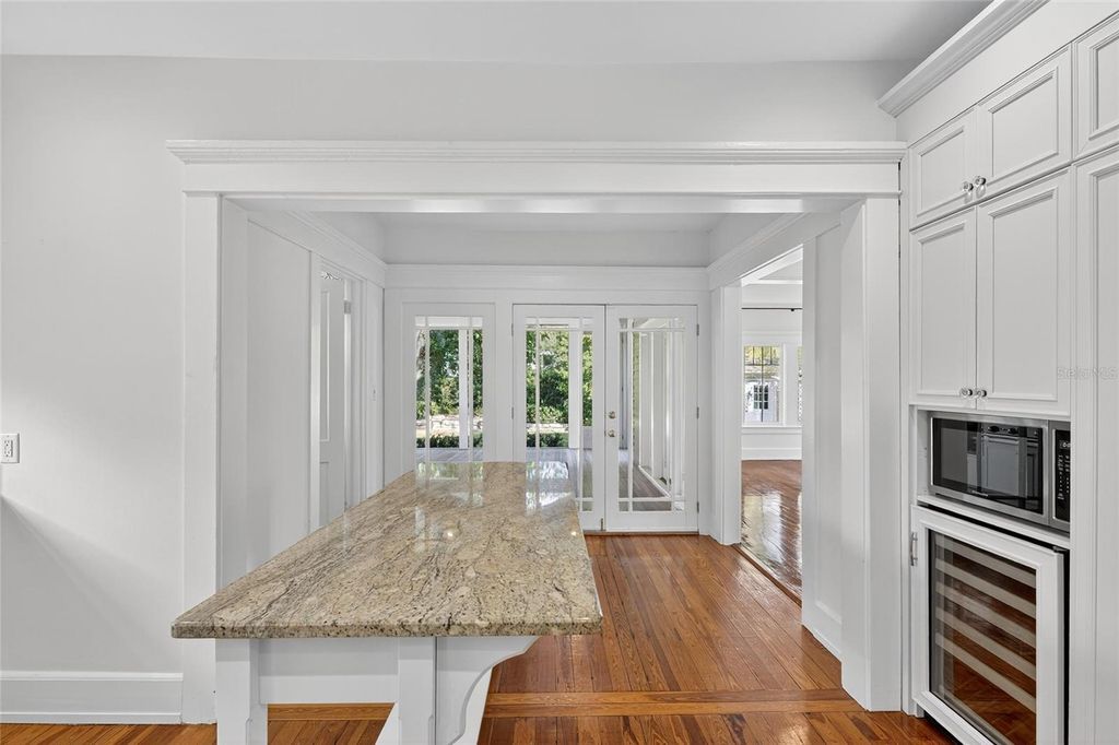 Image 33 of property listing at 3003 W HARBOR VIEW AVENUE, Tampa, FL 33611