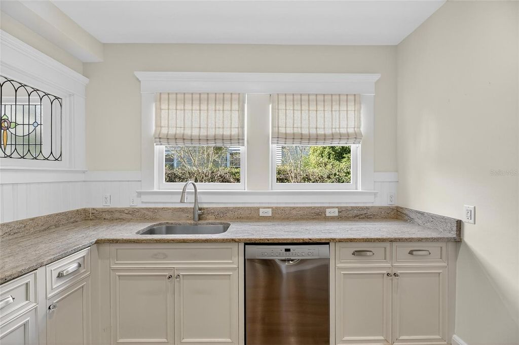 Image 37 of property listing at 3003 W HARBOR VIEW AVENUE, Tampa, FL 33611