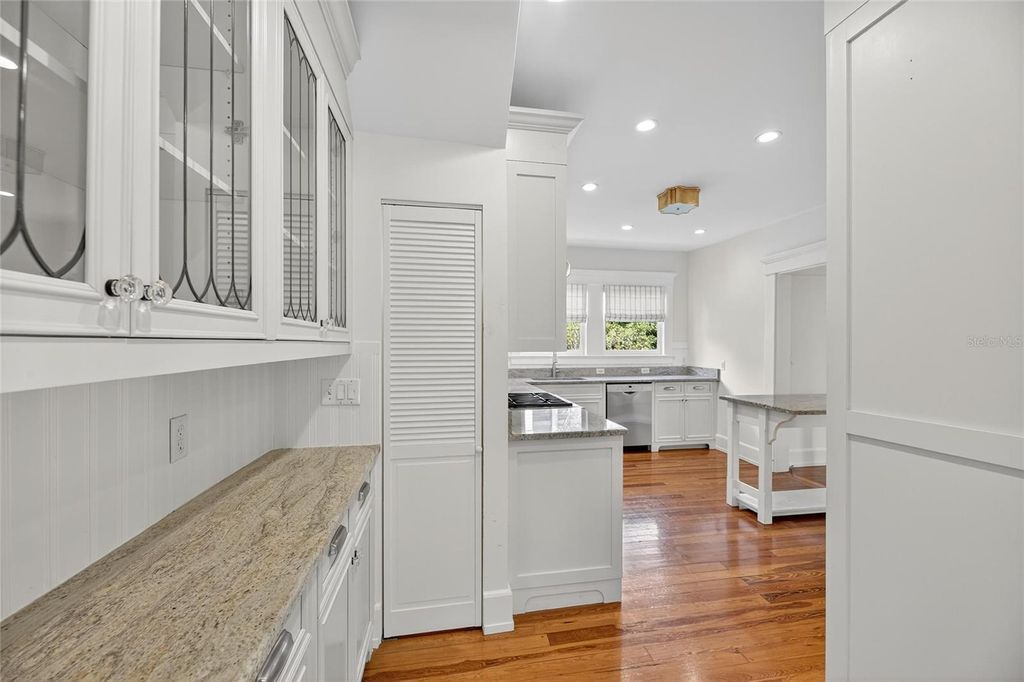 Image 39 of property listing at 3003 W HARBOR VIEW AVENUE, Tampa, FL 33611