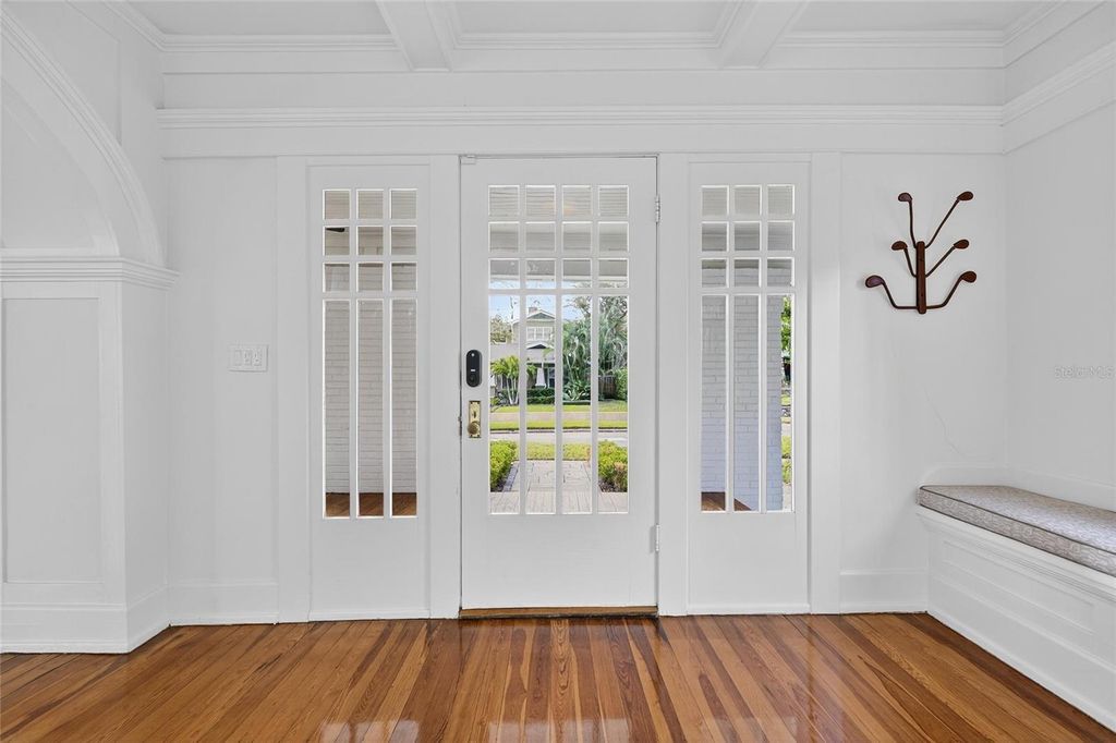 Image 5 of property listing at 3003 W HARBOR VIEW AVENUE, Tampa, FL 33611