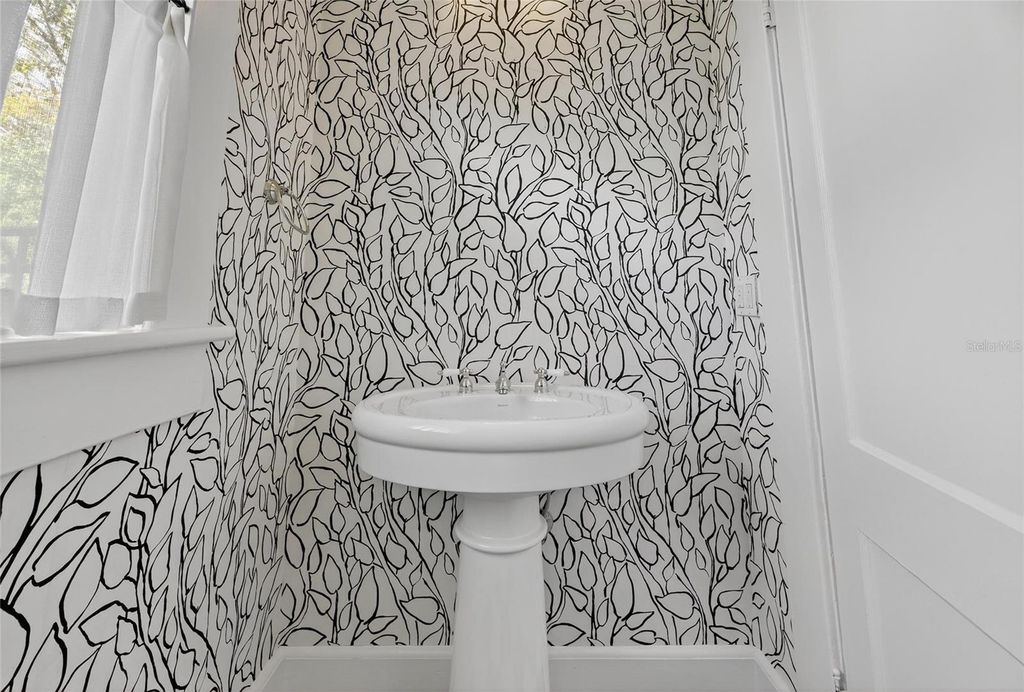 Image 41 of property listing at 3003 W HARBOR VIEW AVENUE, Tampa, FL 33611