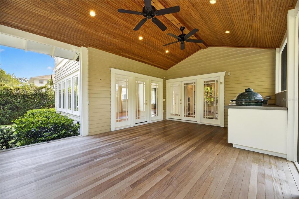 Image 44 of property listing at 3003 W HARBOR VIEW AVENUE, Tampa, FL 33611