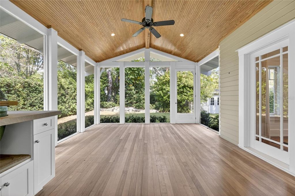 Image 45 of property listing at 3003 W HARBOR VIEW AVENUE, Tampa, FL 33611