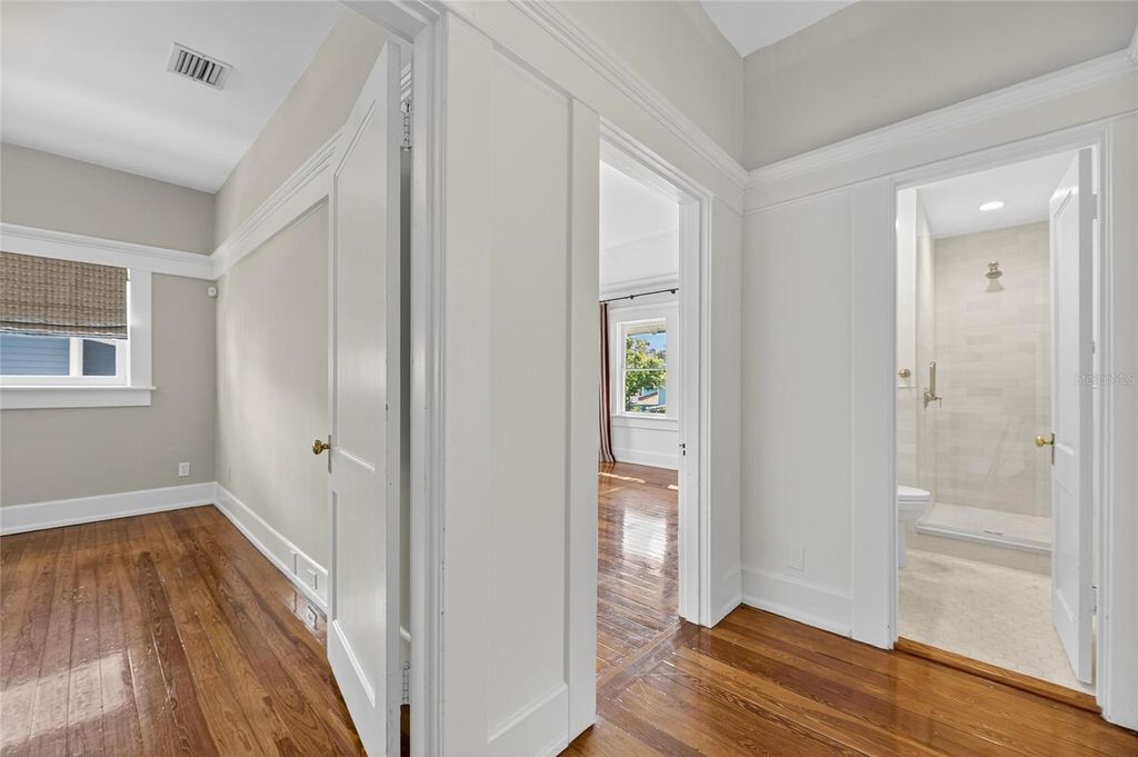 Image 48 of property listing at 3003 W HARBOR VIEW AVENUE, Tampa, FL 33611