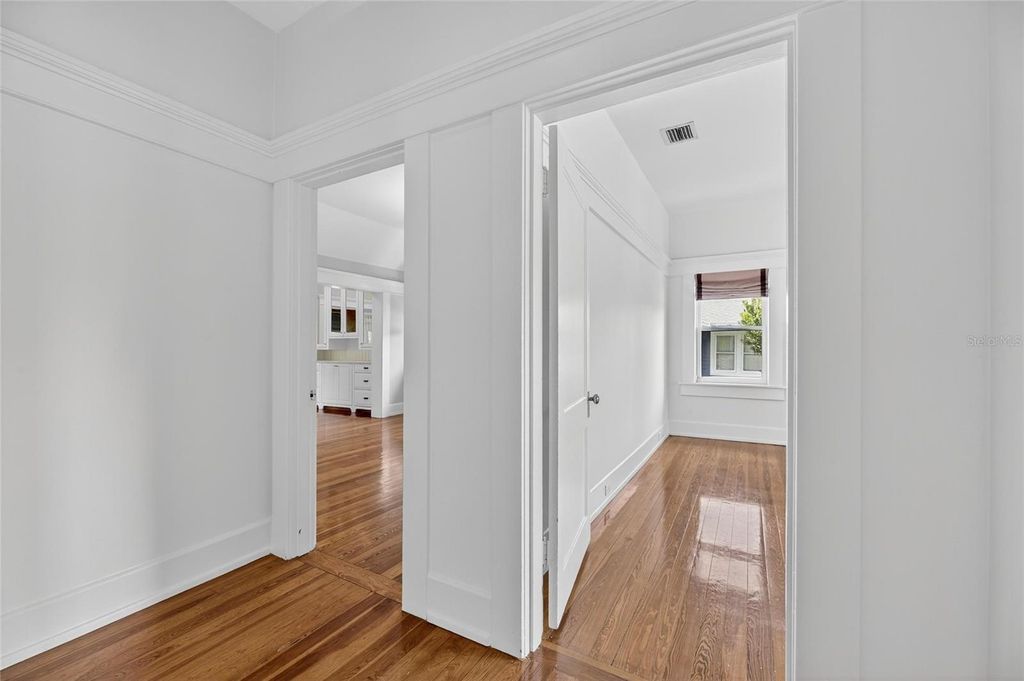 Image 49 of property listing at 3003 W HARBOR VIEW AVENUE, Tampa, FL 33611