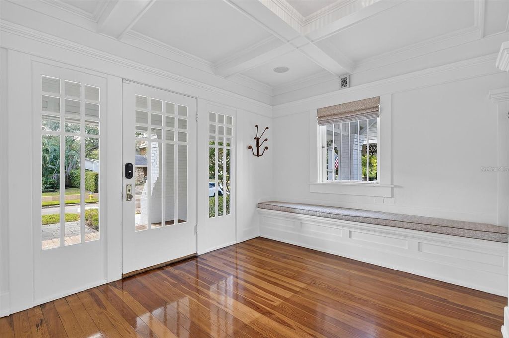 Image 6 of property listing at 3003 W HARBOR VIEW AVENUE, Tampa, FL 33611